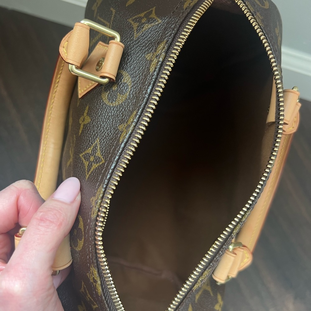 Louis Vuitton Speedy 25 Handbag - Picture 10 of 11